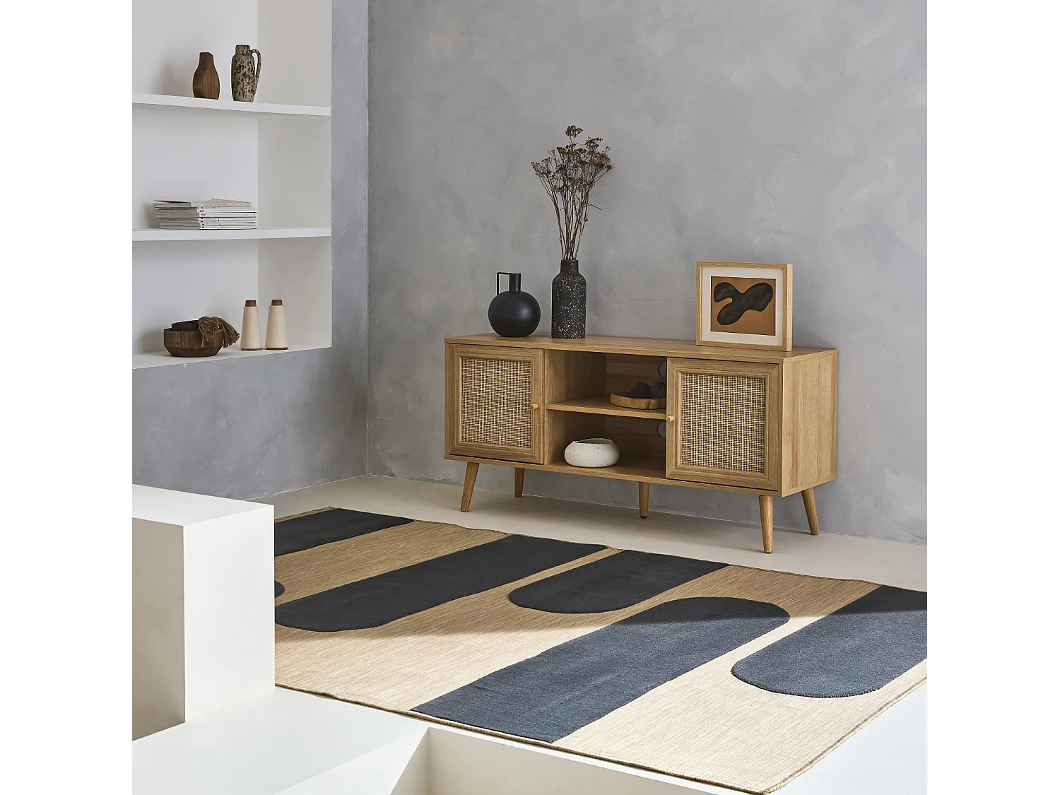 Meuble TV en cannage 120x39x56.5cm -  Bohème - Naturel. 2 niveaux. 2 étagères. 2 portes. pieds scandinaves