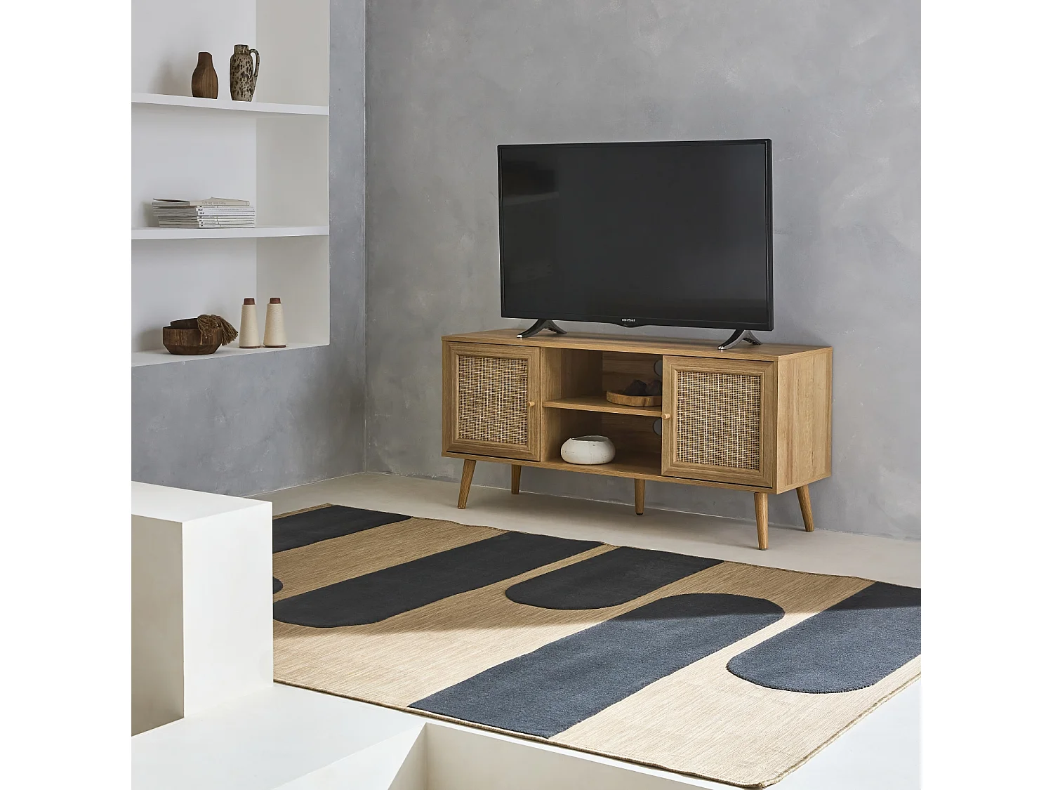 Meuble TV en cannage 120x39x56.5cm -  Bohème - Naturel. 2 niveaux. 2 étagères. 2 portes. pieds scandinaves