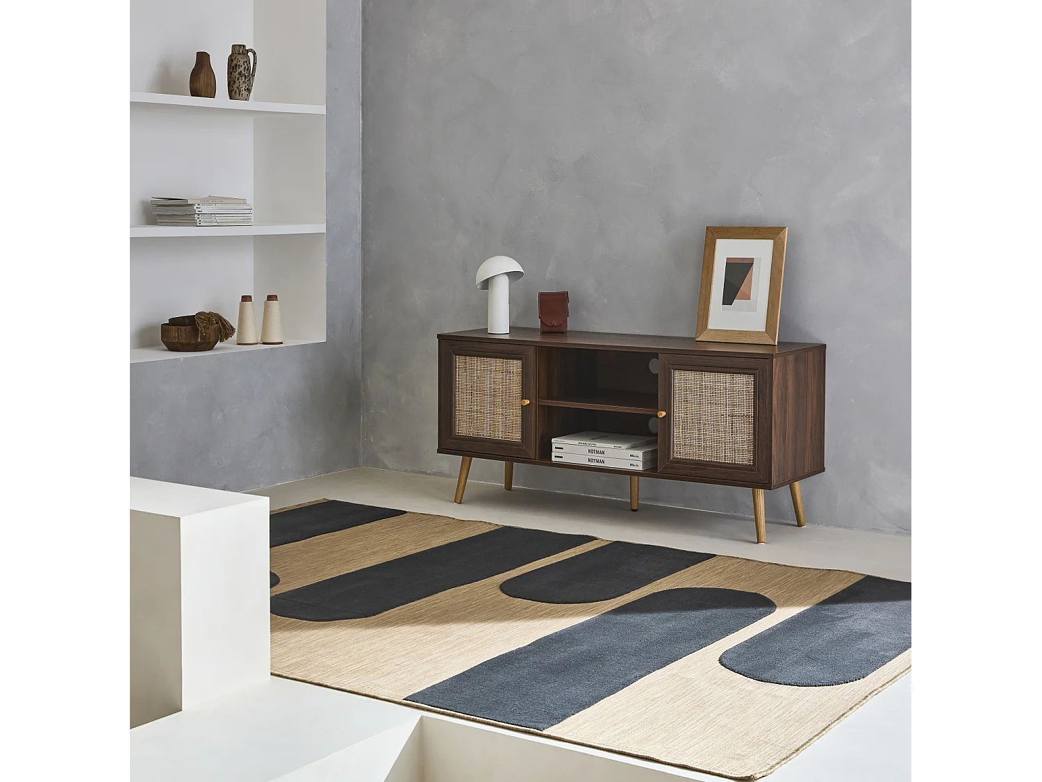 Meuble TV en cannage 120x39x56.5cm -  Bohème - couleur bois foncé. 2 niveaux. 2 étagères. 2 portes. pieds scandinaves