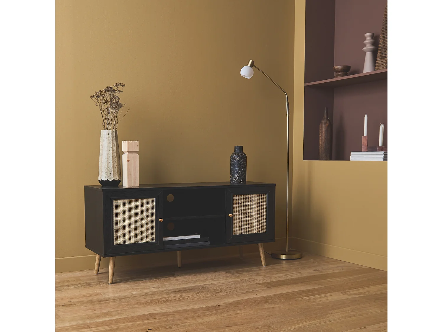 Meuble TV en cannage 120x39x56.5cm -  Bohème - Noir. 2 niveaux. 2 étagères. 2 portes. pieds scandinaves