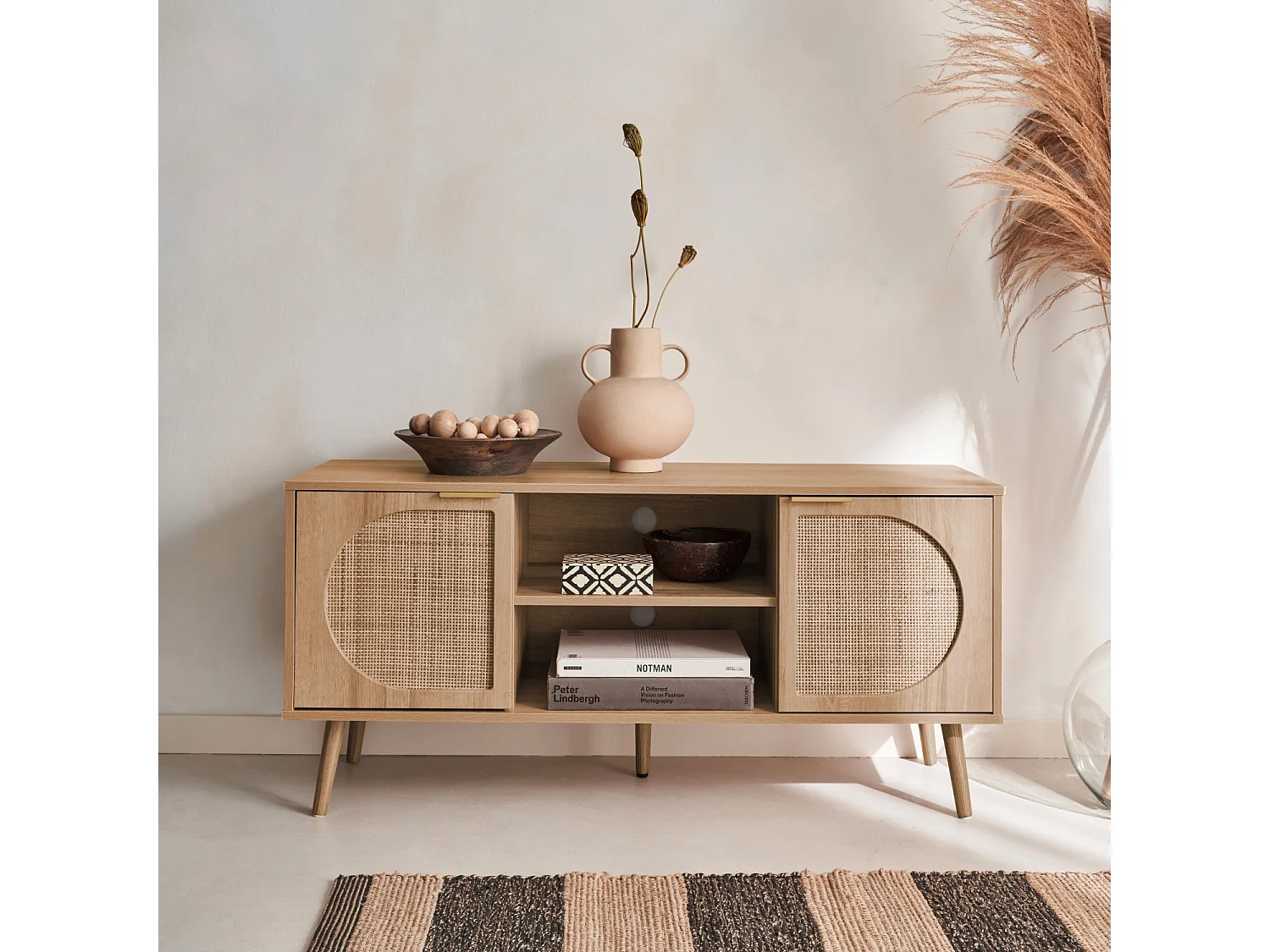 Meuble TV. Eva. décor bois et cannage arrondi 2 portes. 1 étagère L120 x l39 x H56.5cm