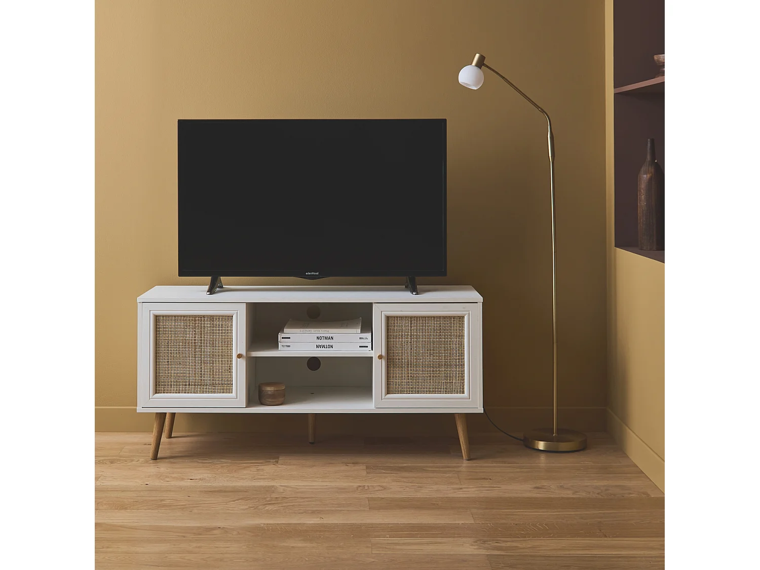 Meuble TV en cannage 120x39x56.5cm -  Bohème - Blanc. 2 niveaux. 2 étagères. 2 portes. pieds scandinaves