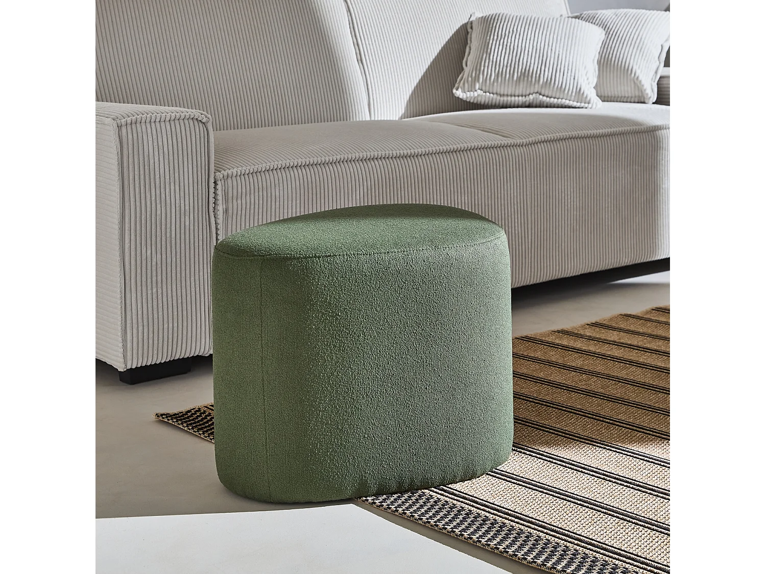 tabouret. pouf en forme de galet en tissu kaki foncé. TAO L 60 x P 44 x H 40cm