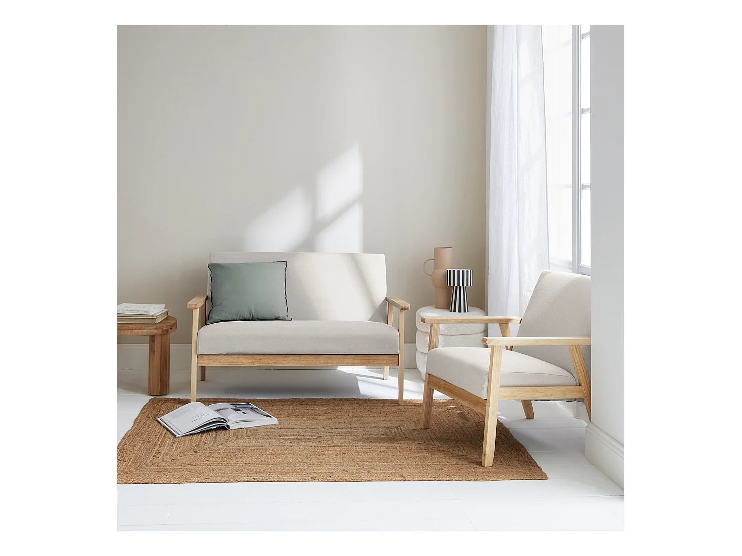 Banquette et fauteuil en bois et tissu crème. Isak. L 114 x l 69.5 x H 73cm