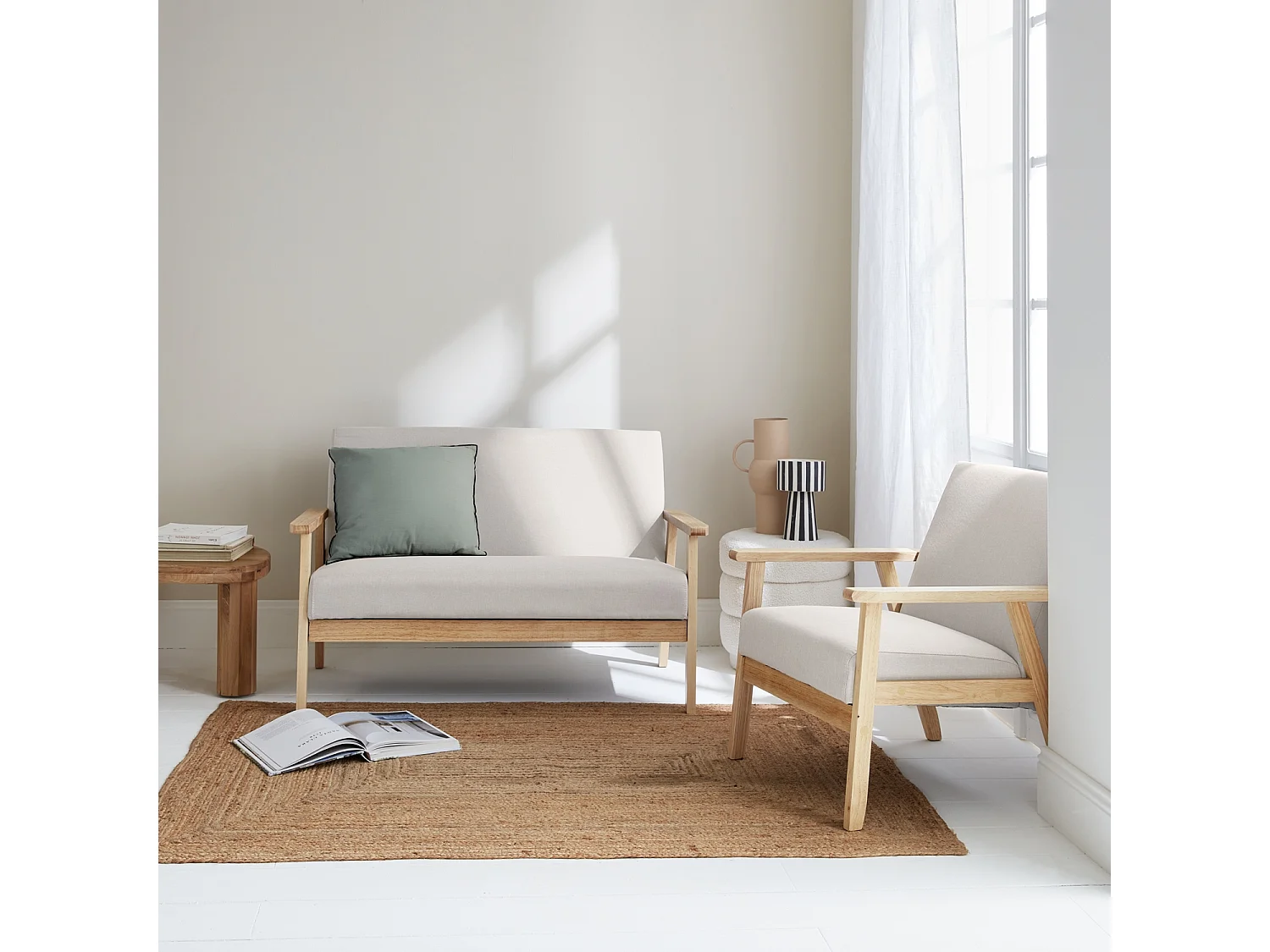 Banquette et fauteuil en bois et tissu crème. Isak. L 114 x l 69.5 x H 73cm