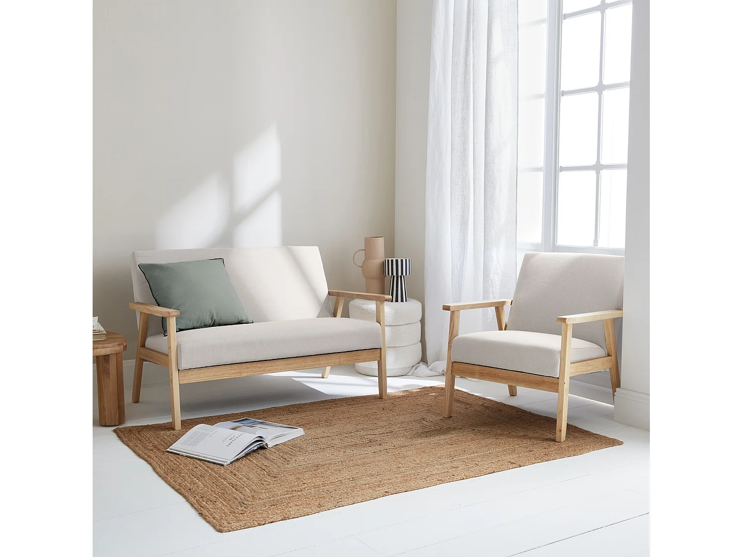 Banquette et fauteuil en bois et tissu crème. Isak. L 114 x l 69.5 x H 73cm
