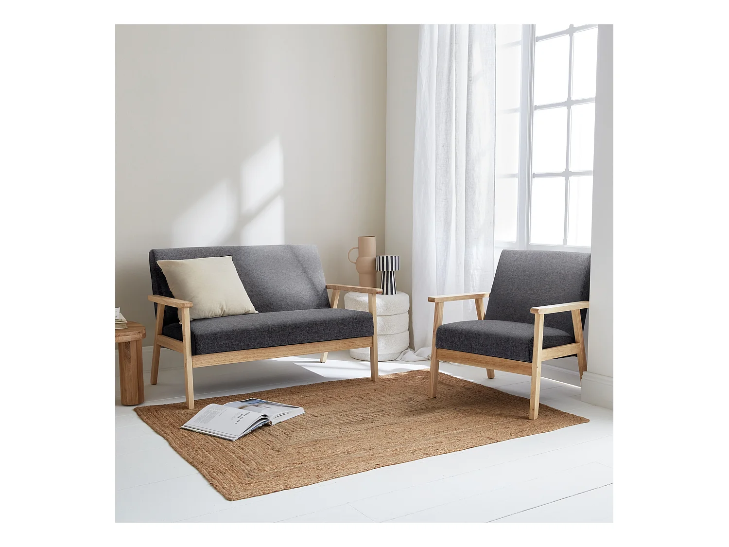 Banquette et fauteuil en bois et tissu gris foncé. Isak. L 114 x l 69.5 x H 73cm