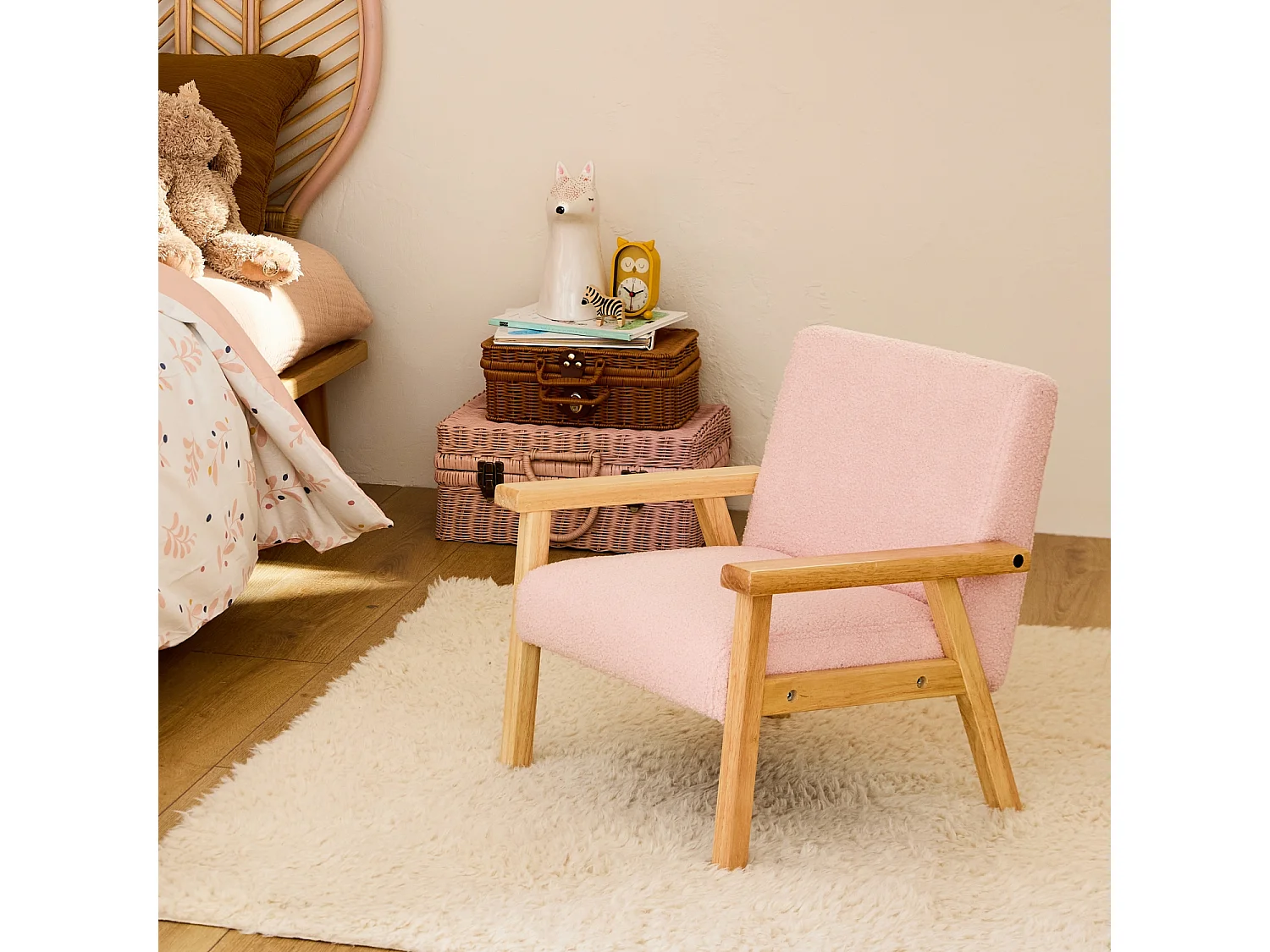Fauteuil enfant en bois et tissu bouclette rose. ISAK L 47 x P 43.5 x H 50cm