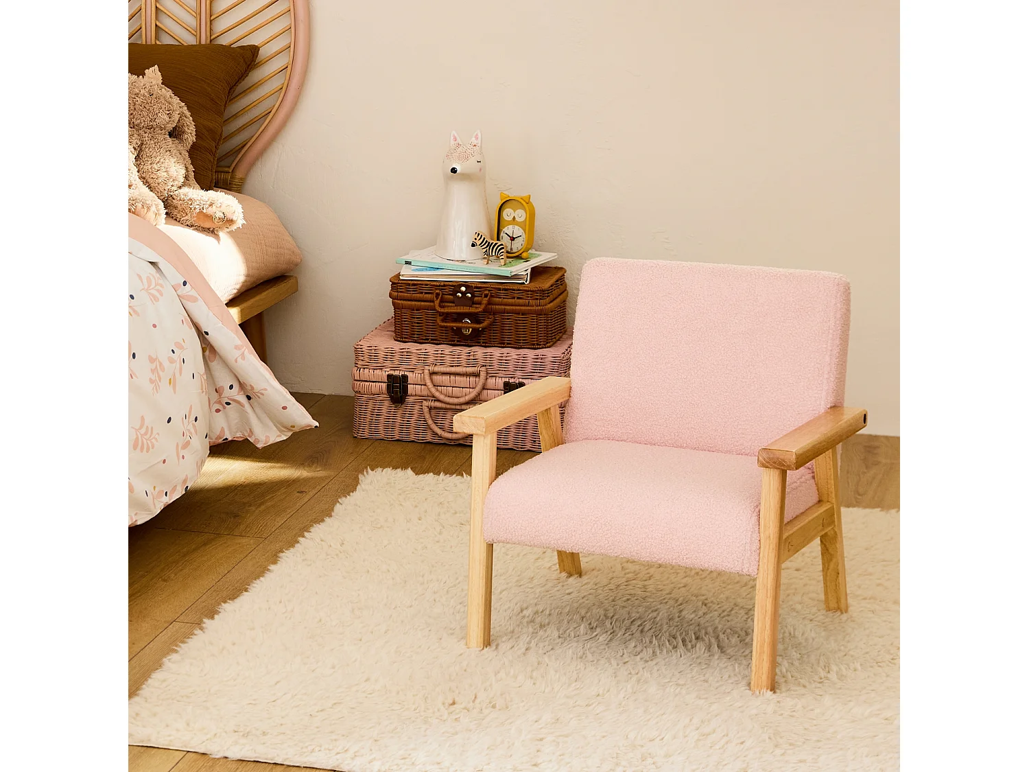Fauteuil enfant en bois et tissu bouclette rose. ISAK L 47 x P 43.5 x H 50cm