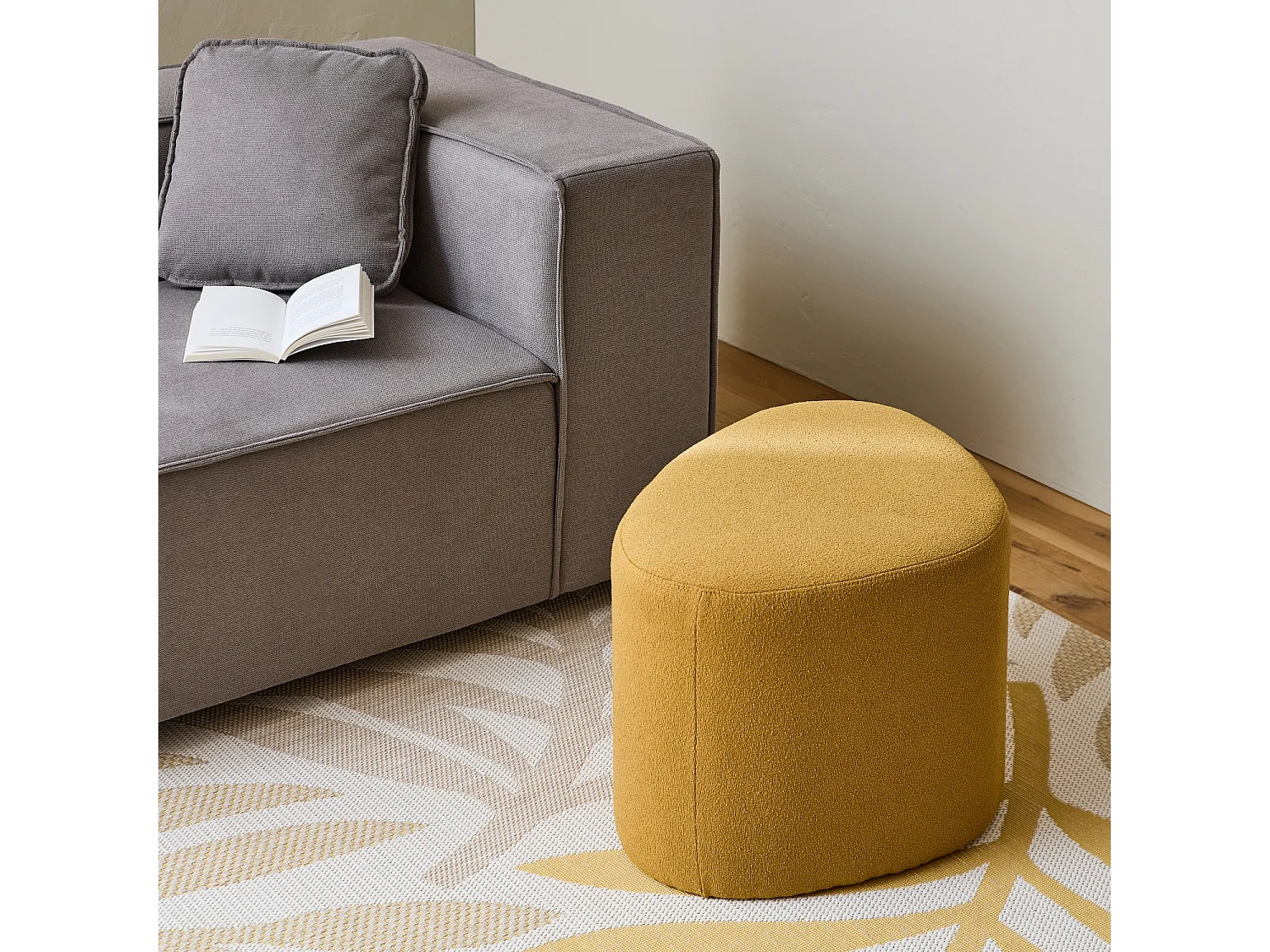 tabouret. pouf en forme de galet en tissu moutarde. TAO L 60 x P 44 x H 40cm