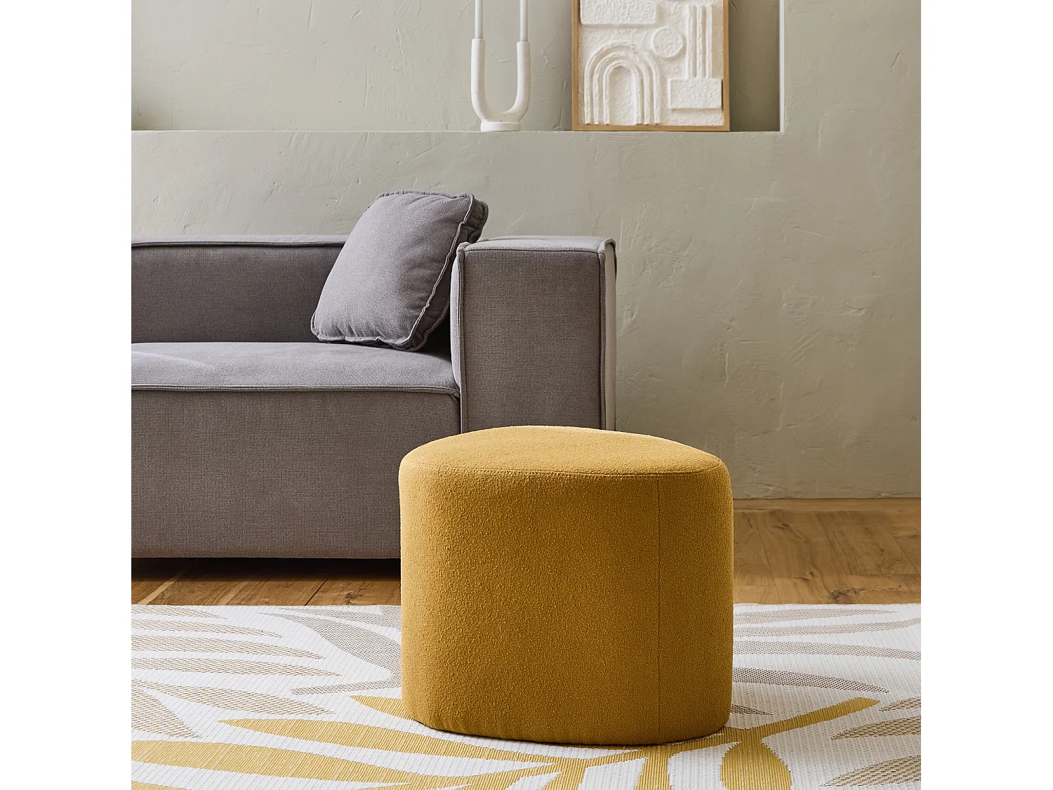 tabouret. pouf en forme de galet en tissu moutarde. TAO L 60 x P 44 x H 40cm