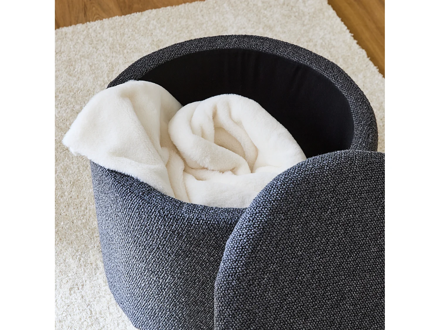 Pouf gris en tissu avec rangement pour coussins ou plaids