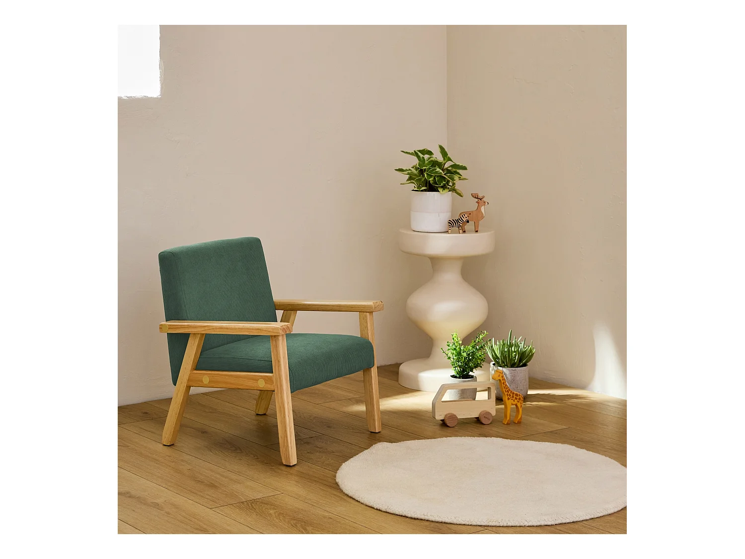 Fauteuil enfant en bois et velours côtelé kaki. ISAK L 47 x P 43.5 x H 50cm