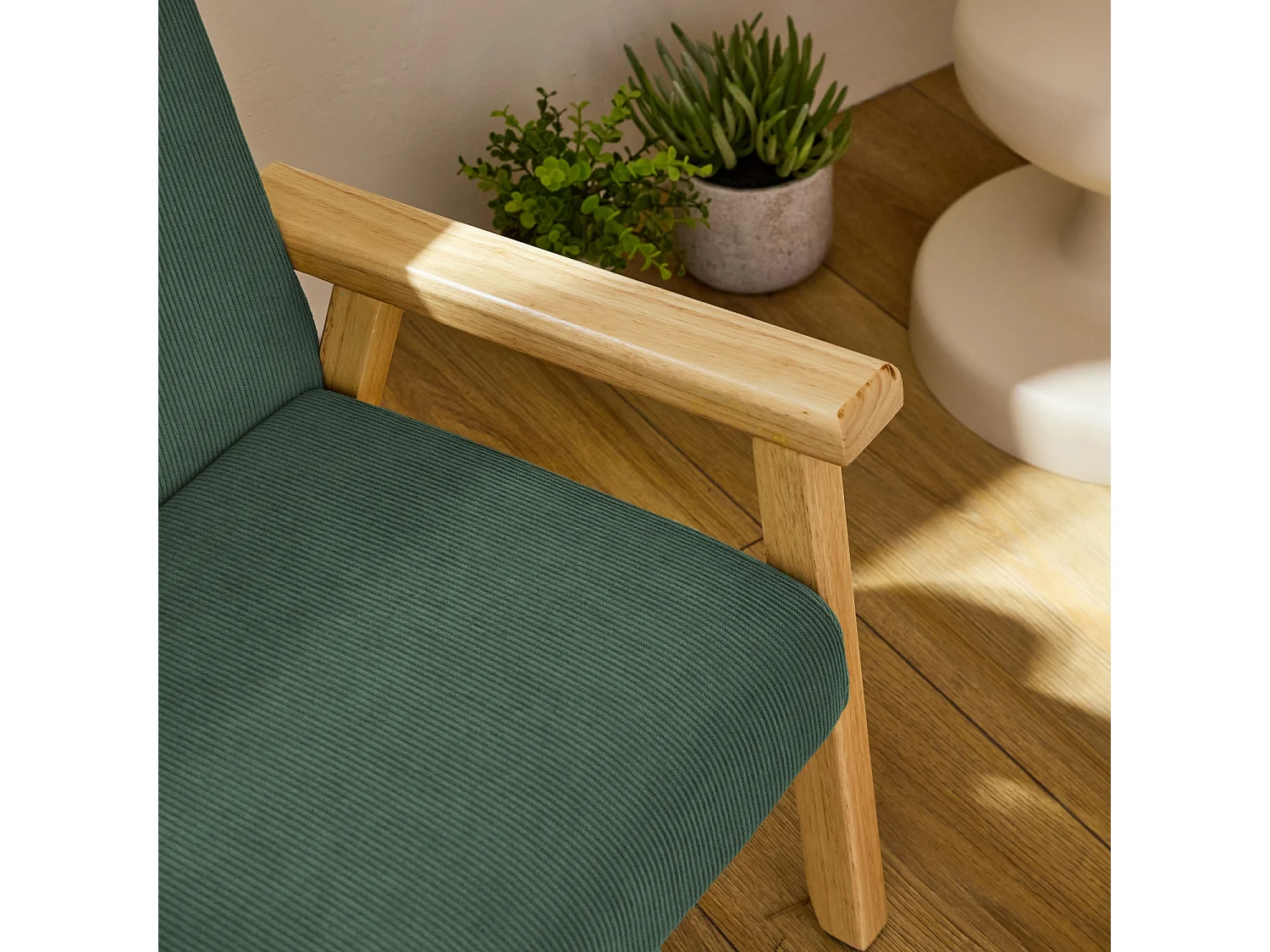 Fauteuil enfant en bois et velours côtelé kaki. ISAK L 47 x P 43.5 x H 50cm