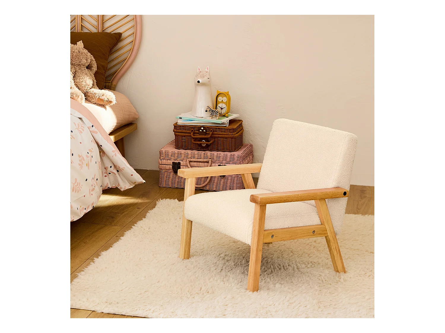 Fauteuil enfant en bois et tissu bouclette blanc. ISAK L 47 x P 43.5 x H 50cm