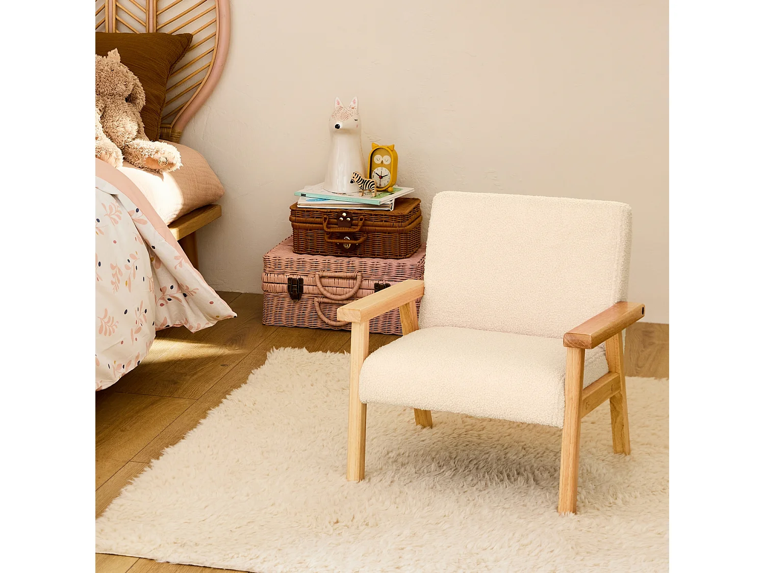 Poltrona scandinava per bambini in legno di hevea e tessuto bouclé,