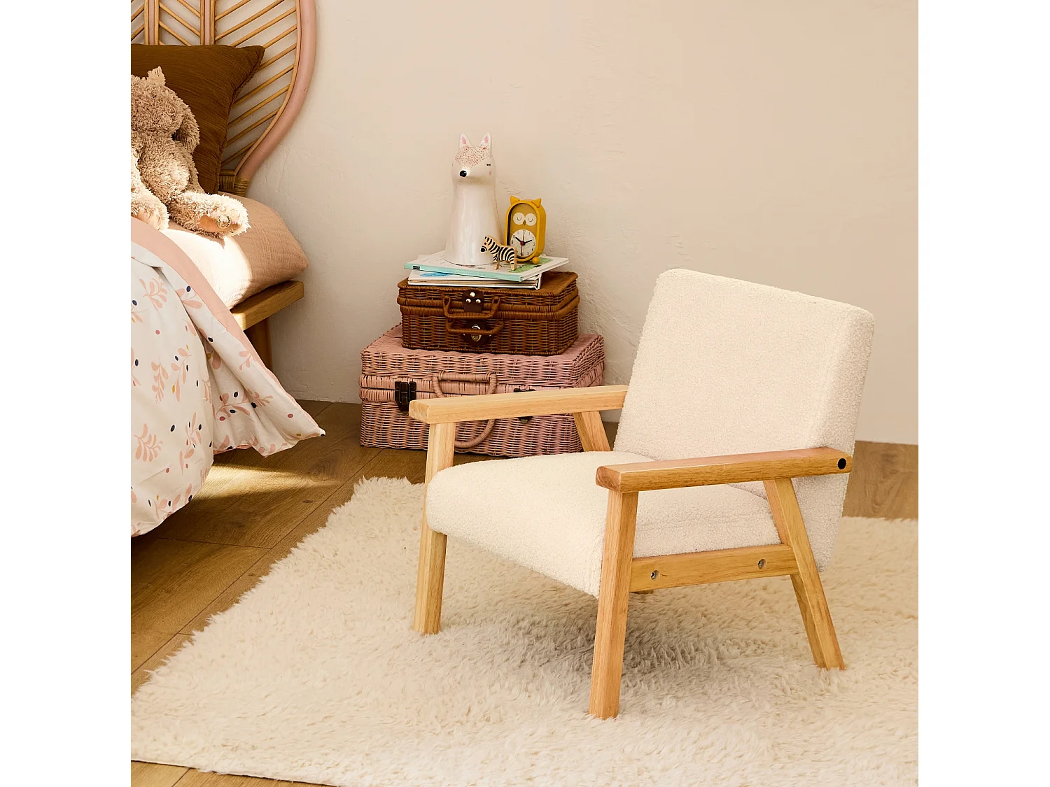 Poltrona scandinava per bambini in tessuto bouclé e legno di hevea,