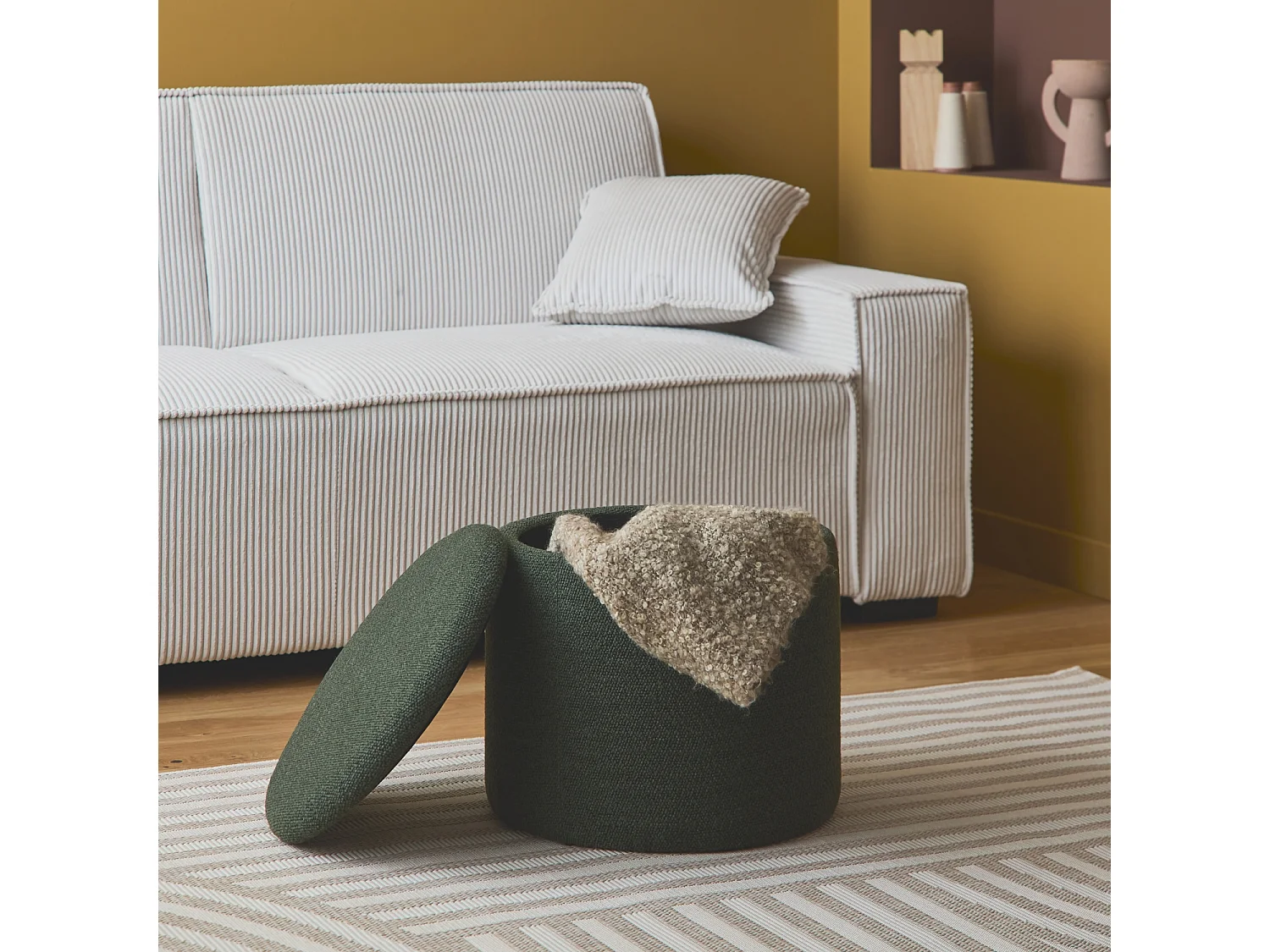 Pouf kaki foncé en tissu avec rangement pour coussins ou plaids