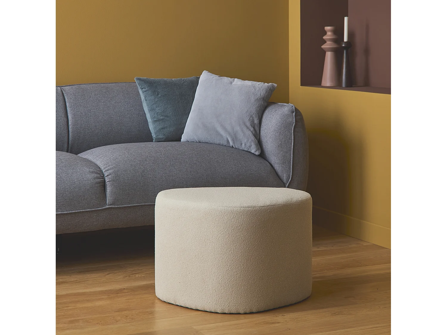 Taburete y puff de tela con forma de guijarro beige