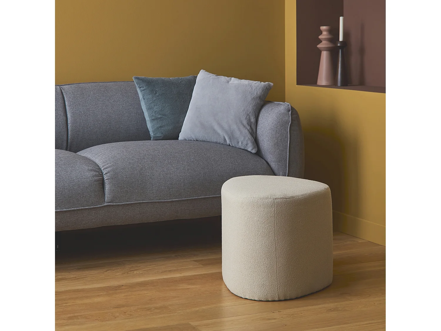 Taburete y puff de tela con forma de guijarro beige