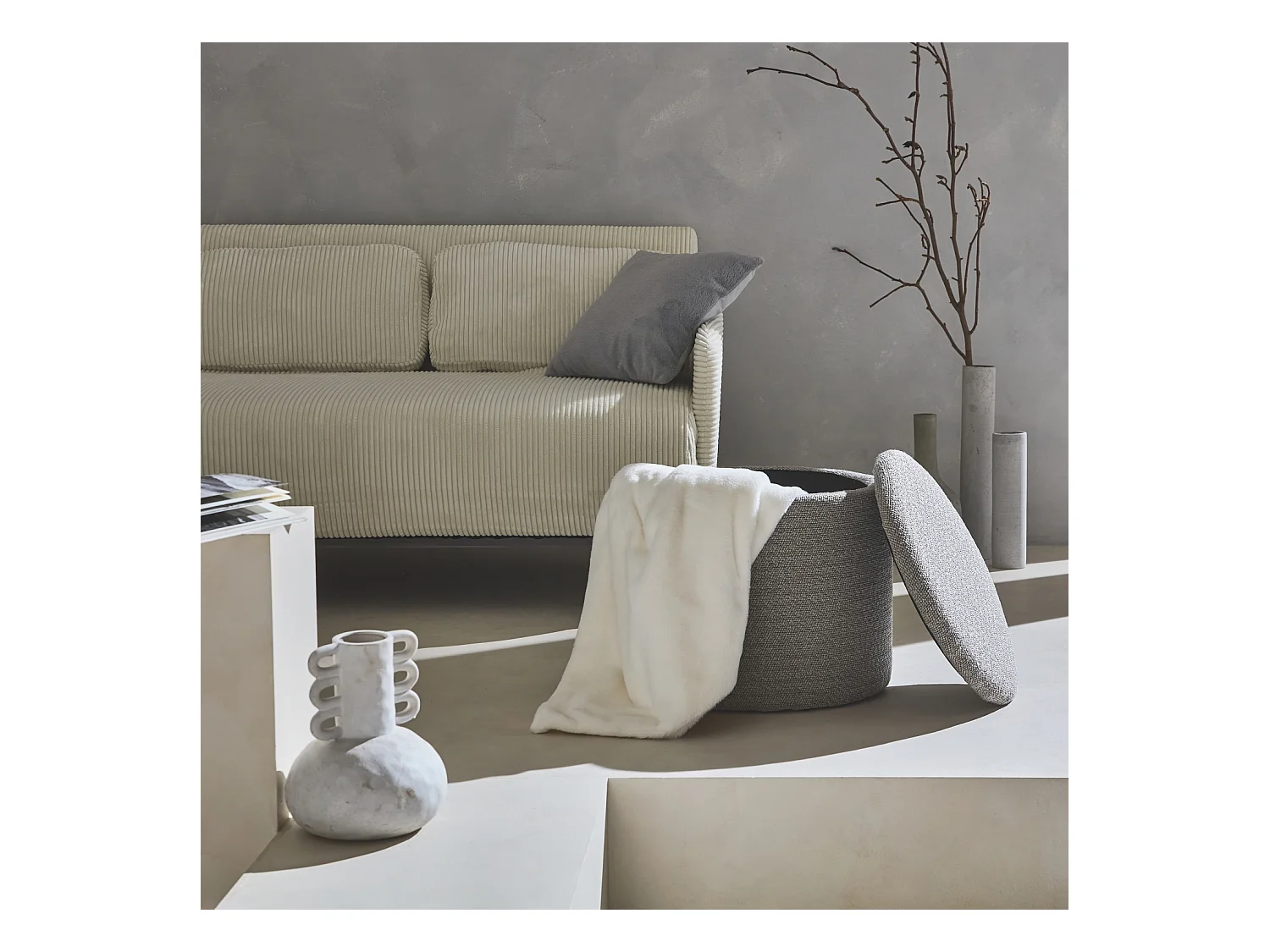 Puff de tela con almacenaje pardo