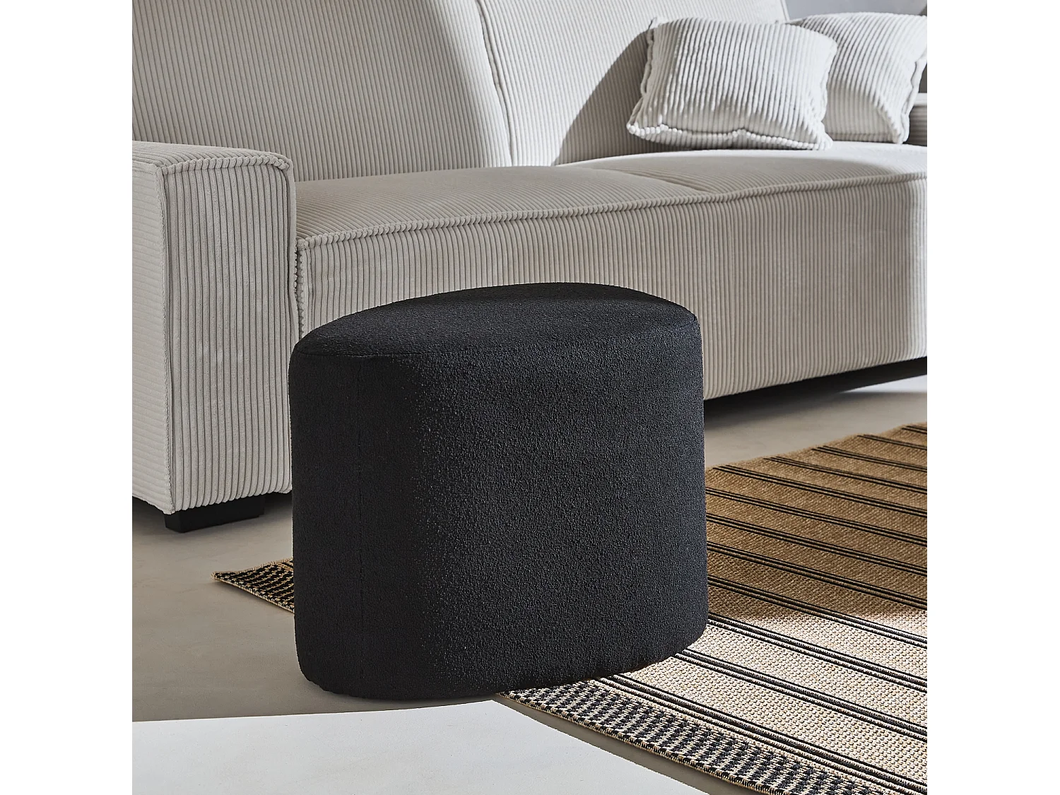 Taburete y puff de tela con forma de guijarro negro