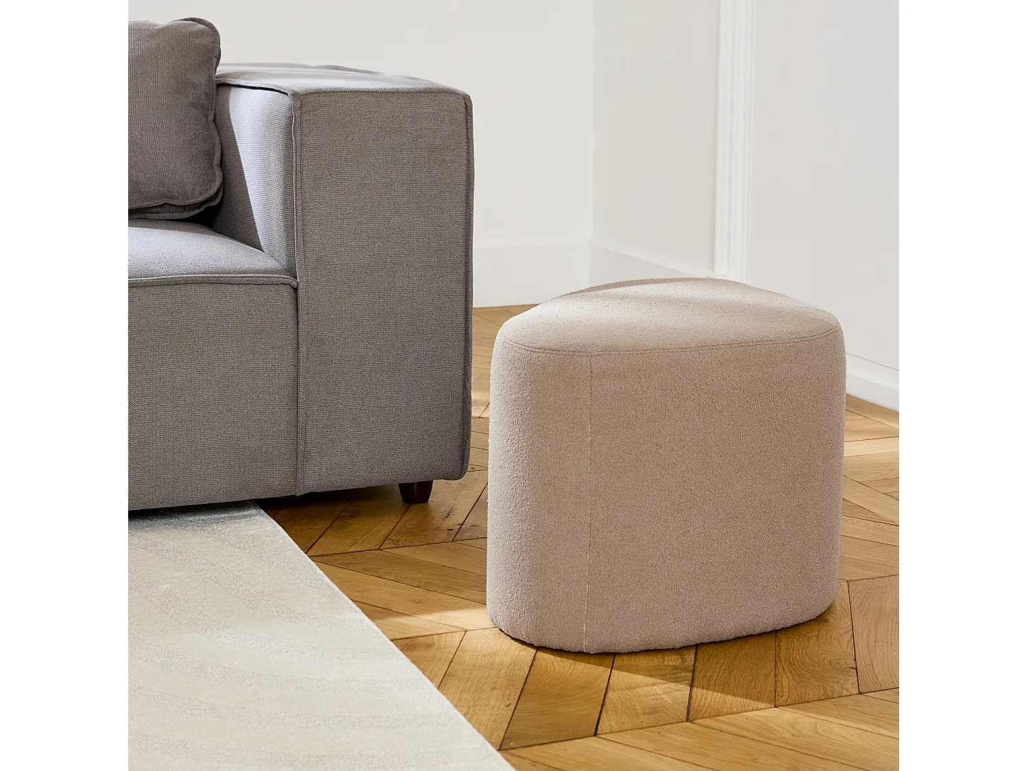 tabouret. pouf en forme de galet en tissu greige. TAO L 60 x P 44 x H 40cm