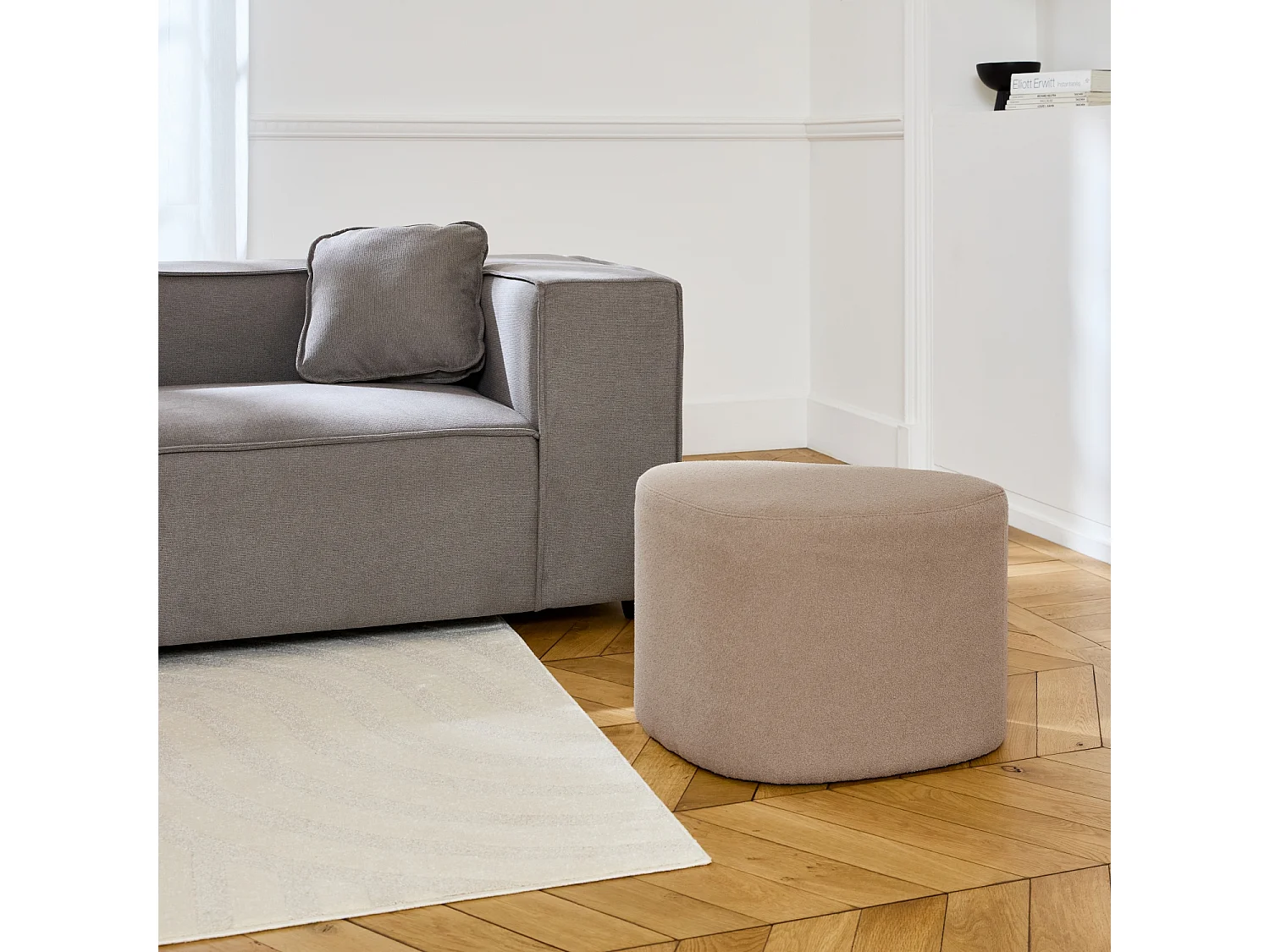tabouret. pouf en forme de galet en tissu greige. TAO L 60 x P 44 x H 40cm