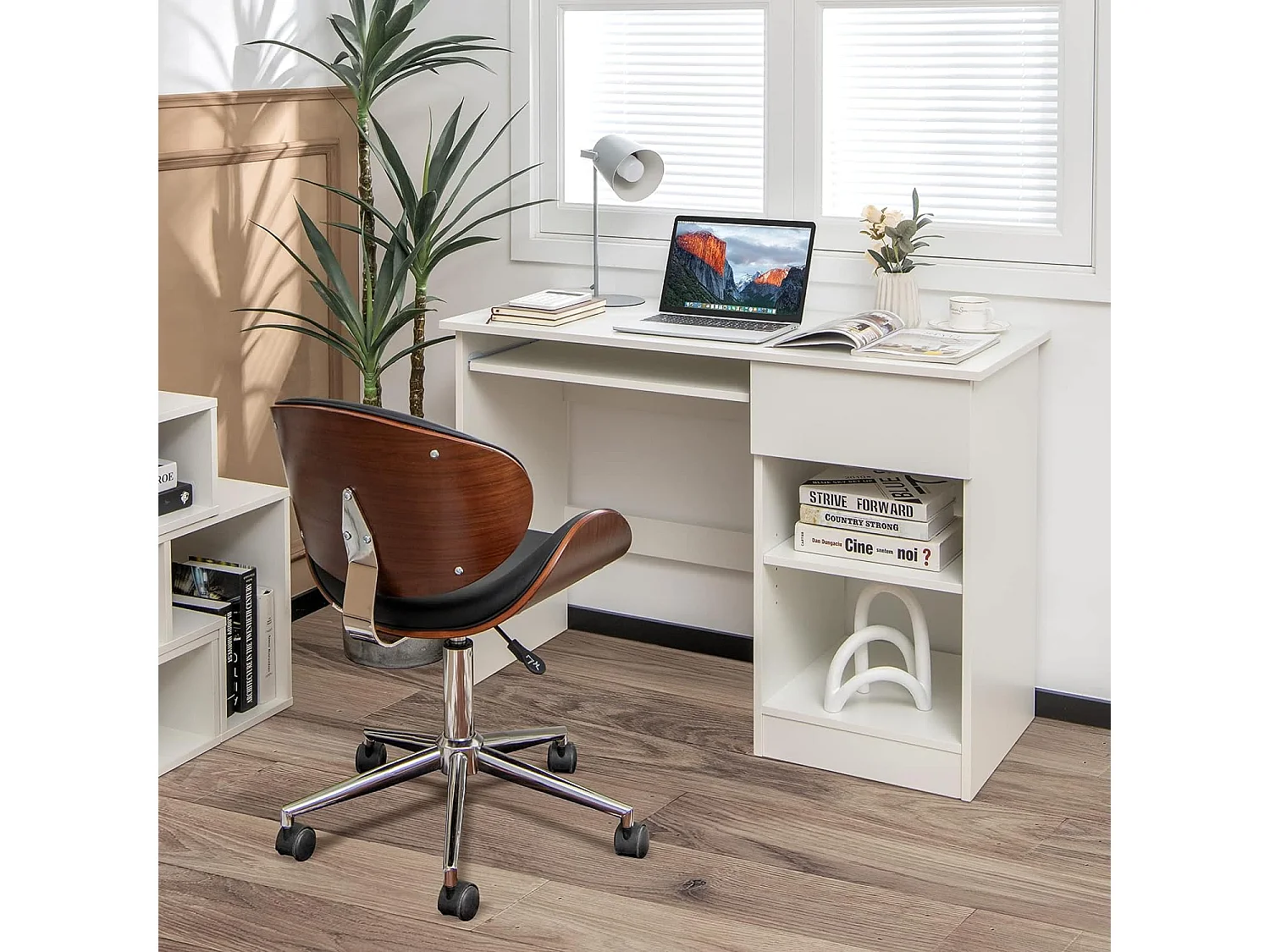 Schreibtisch mit Tastaturablage