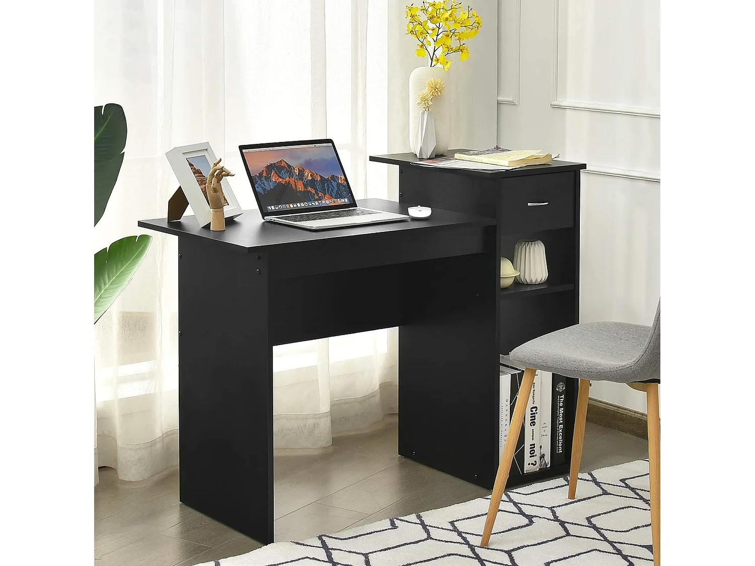 Schreibtisch mit offenen Regalen