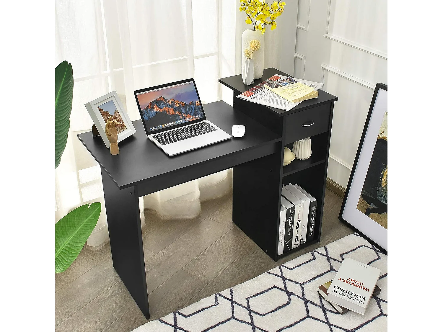 Schreibtisch mit offenen Regalen