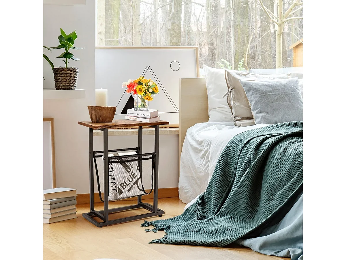 Table basse pour espaces étroits avec un panier en filet