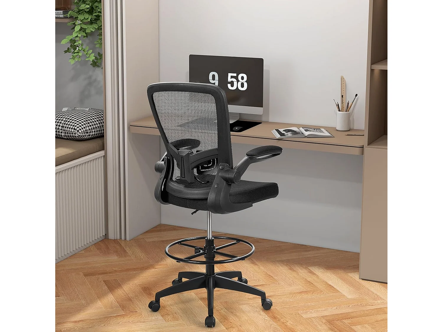 Bürostuhl mit hochklappbaren Armlehnen