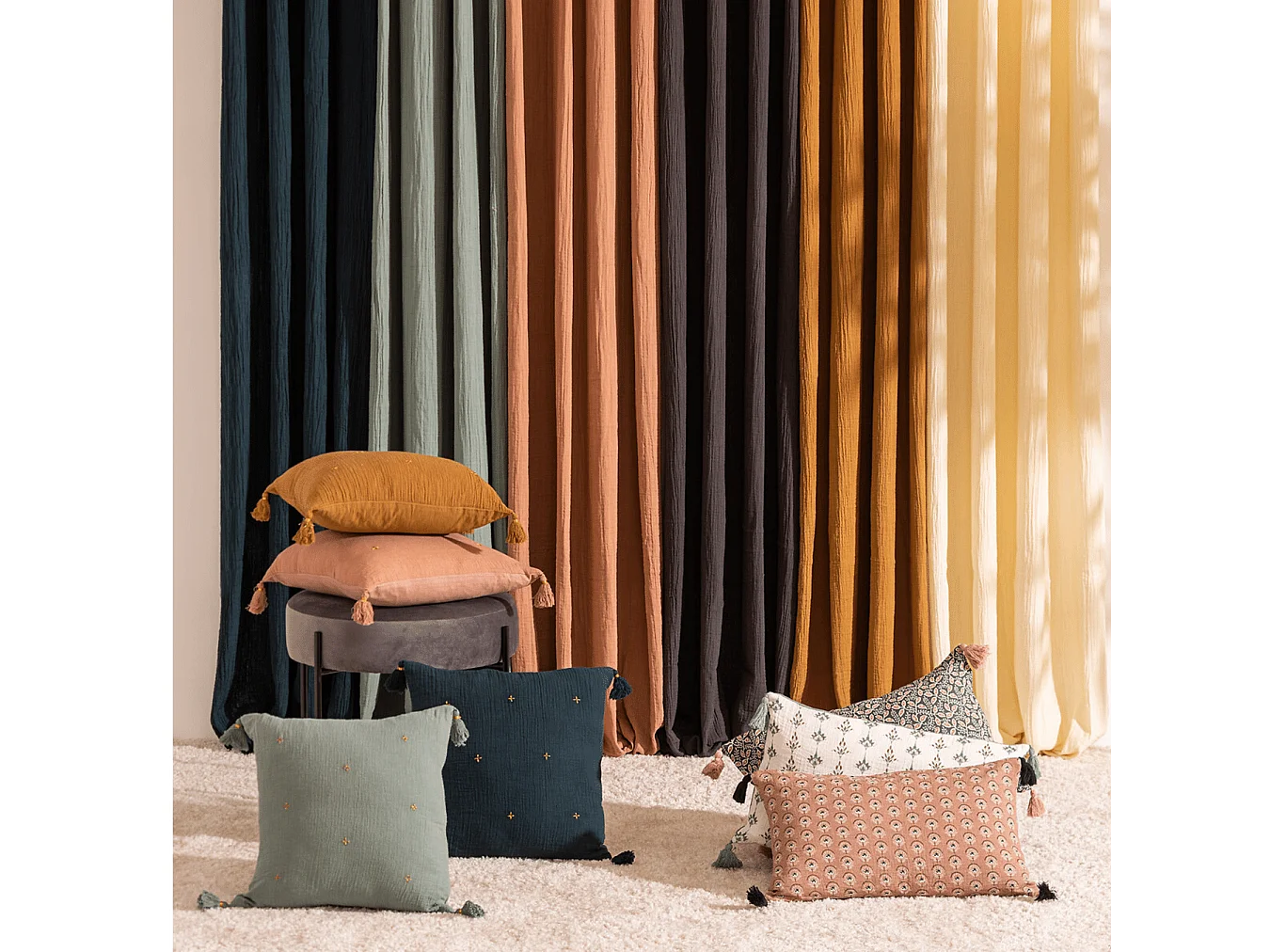 Coussin décoratif Bleu Pétrole brodé doré avec pompons 40 x 40 cm