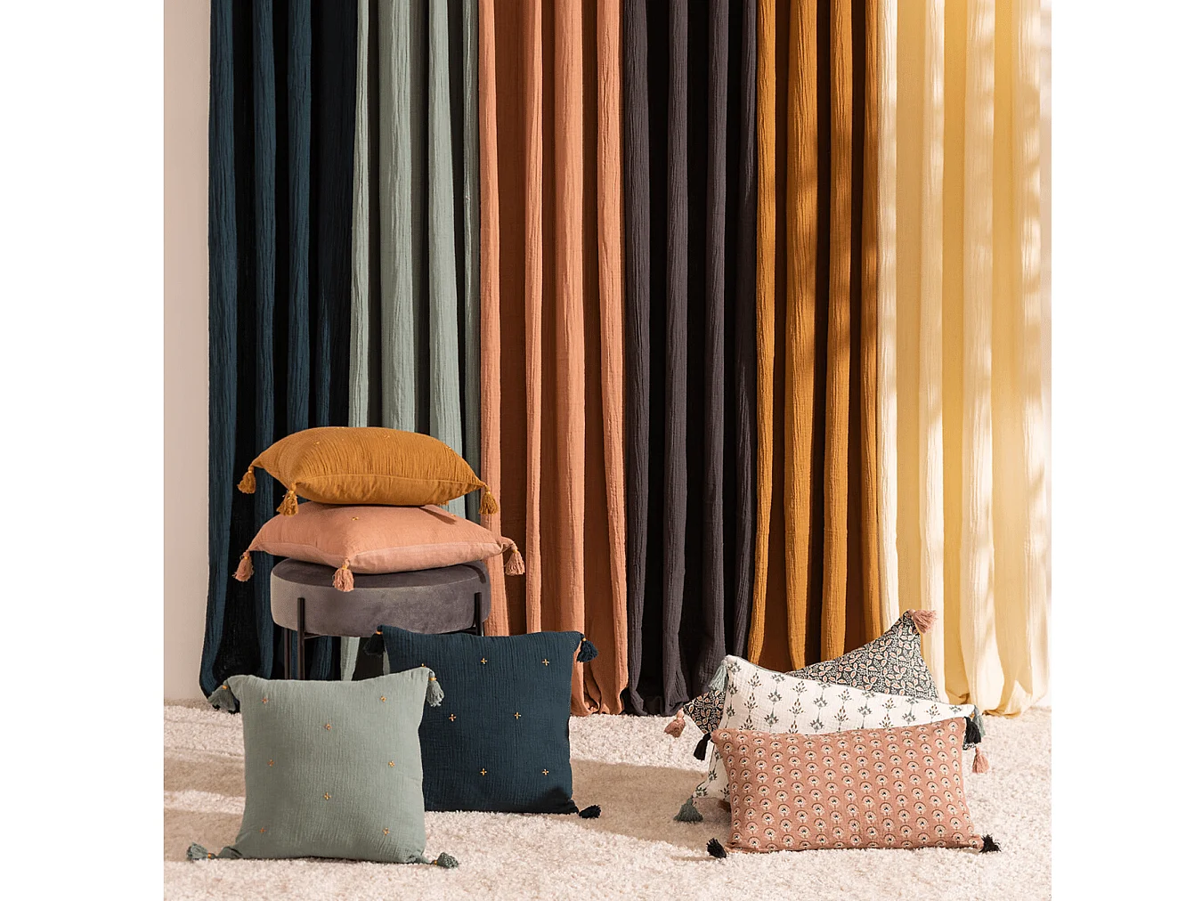 Coussin décoratif Gris Foncé brodé doré avec pompons 40 x 40 cm