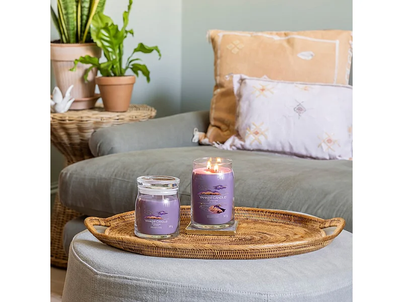 Duftkerze im mittelgroßen Glas, Stargazing, violett 368 gr, Signature