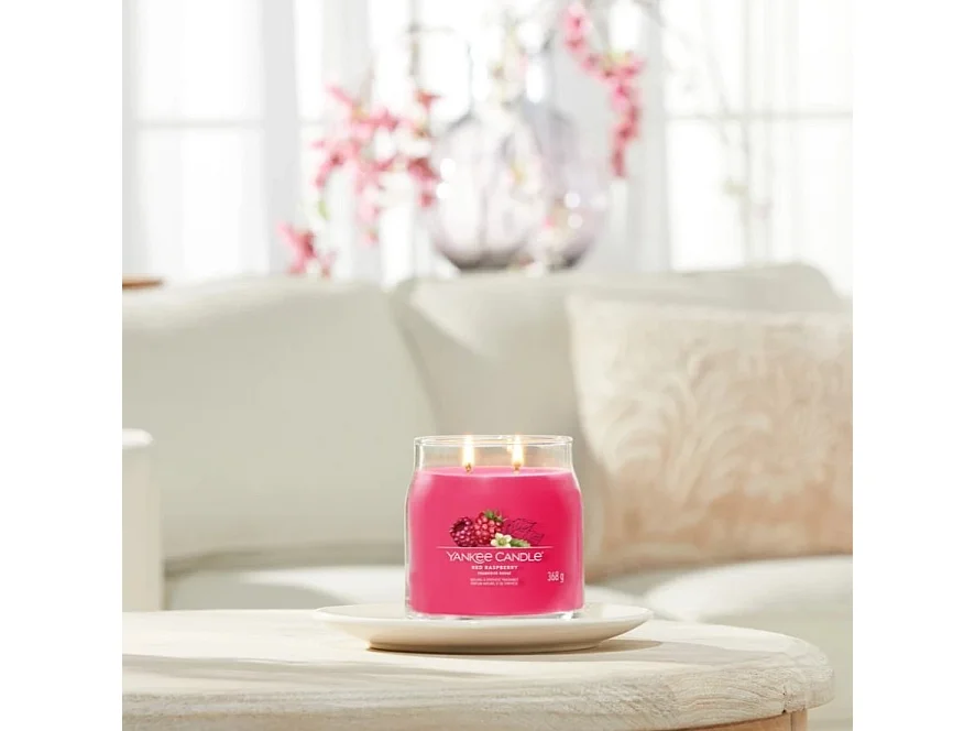 Vela perfumada en tarro mediano, Red Raspberry, fucsia 368 gr, Signature