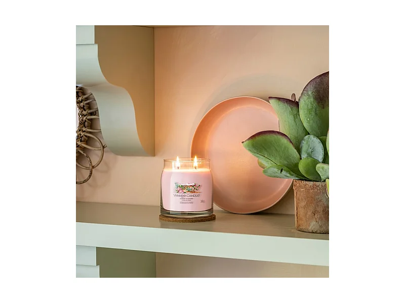 Duftkerze im mittelgroßen Glas, Desert Blooms, rosa 368 gr, Signature