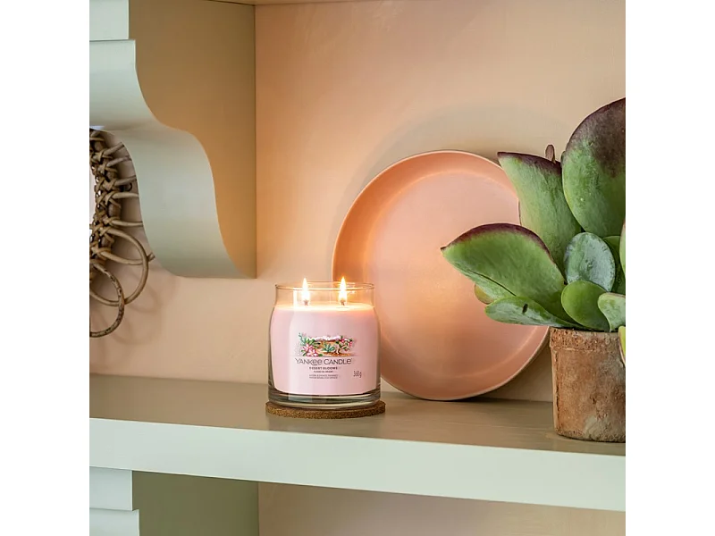 Duftkerze im mittelgroßen Glas, Desert Blooms, rosa 368 gr, Signature