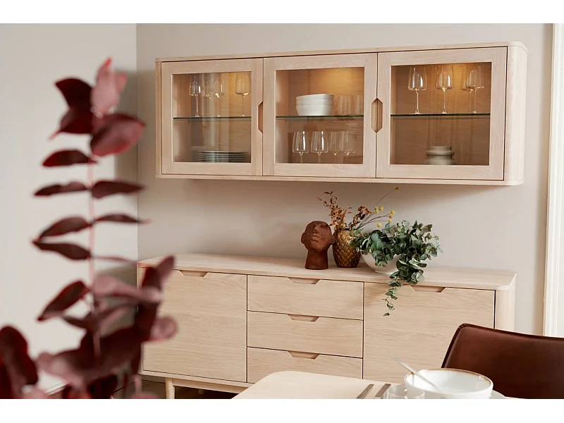 Vitrine murale Nyborg avec 3 portes et 3 niches - Chêne massif et MDF - huile blanche