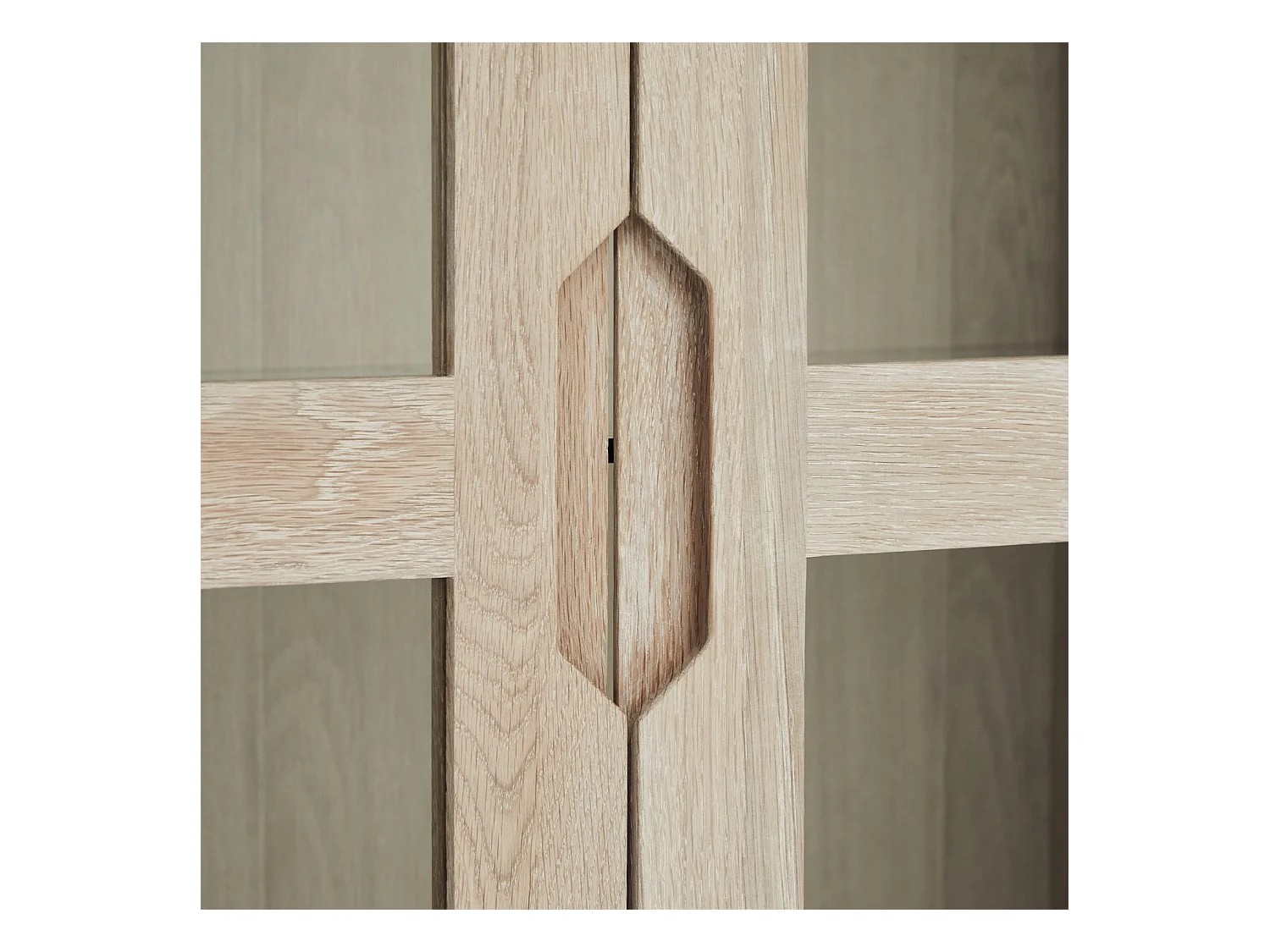 Vitrine avec LEDs Nyborg avec 2 portes et 2 tiroirs - Chêne massif et MDF - huile blanche