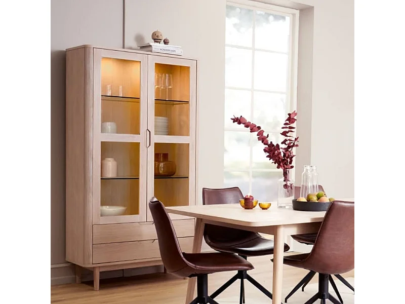 Vitrine avec LEDs Nyborg avec 2 portes et 2 tiroirs - Chêne massif et MDF - huile blanche