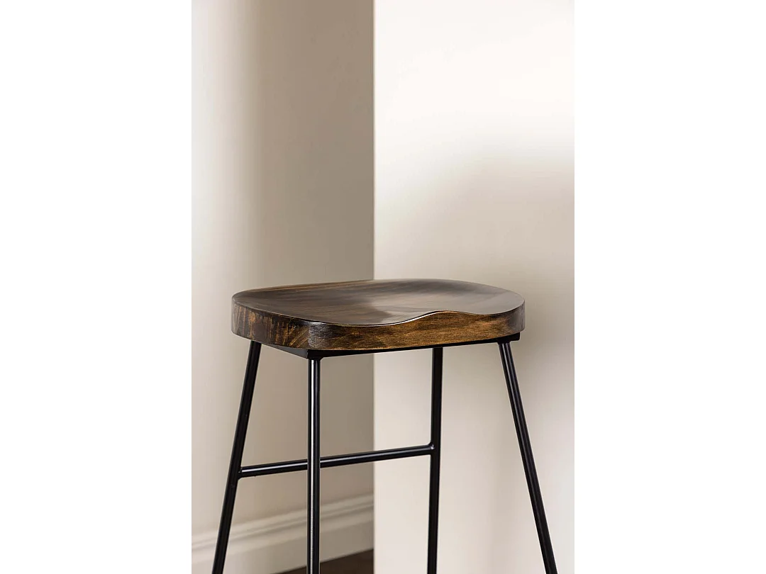 Tempe Bartisch Nussbaum dekor und 2 Ozark Barhocker natur.