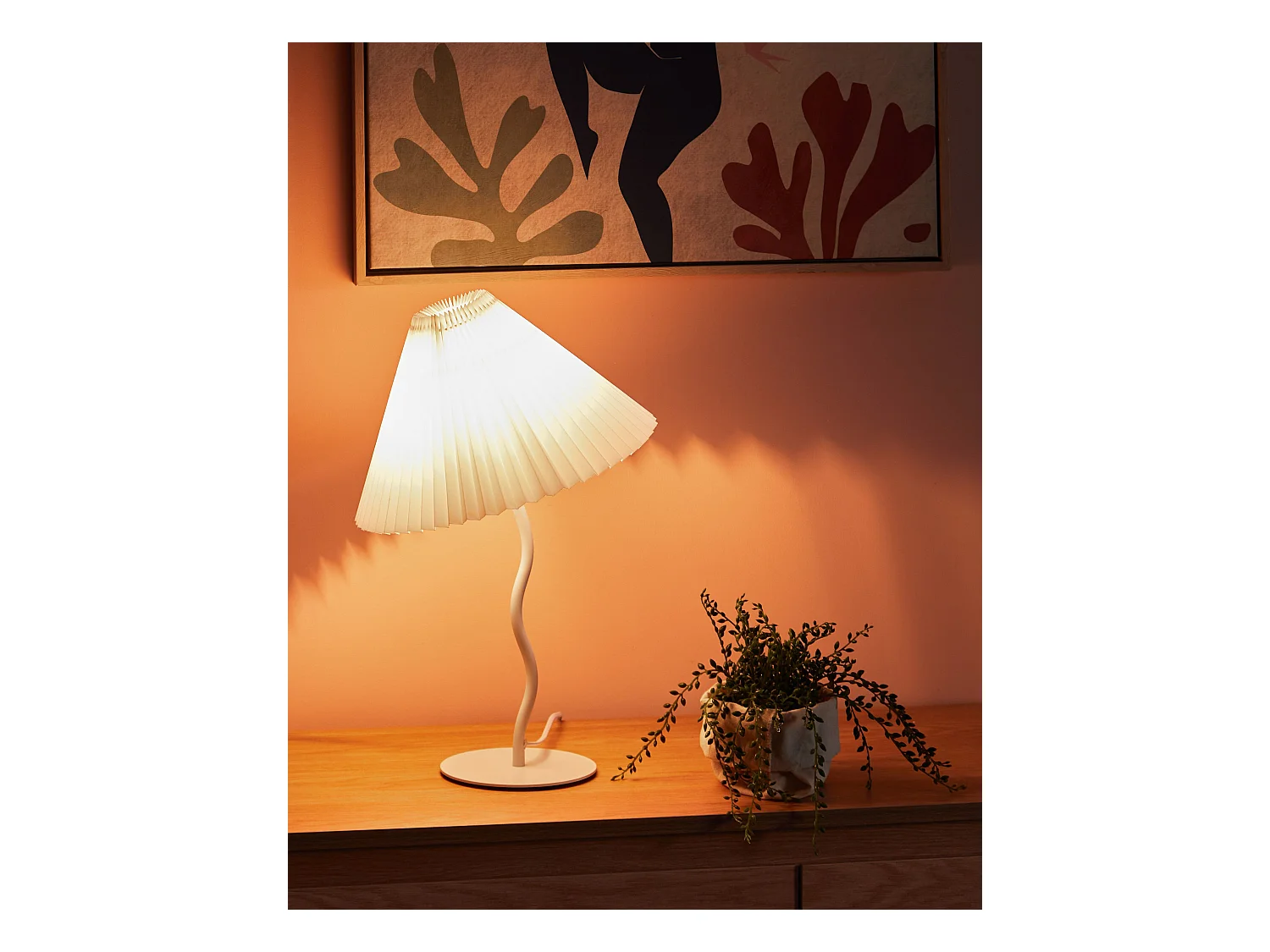 Tischlampe weiß Metallfuß gewellt Plisseeschirm Stoffschirm Kegelform Alwero