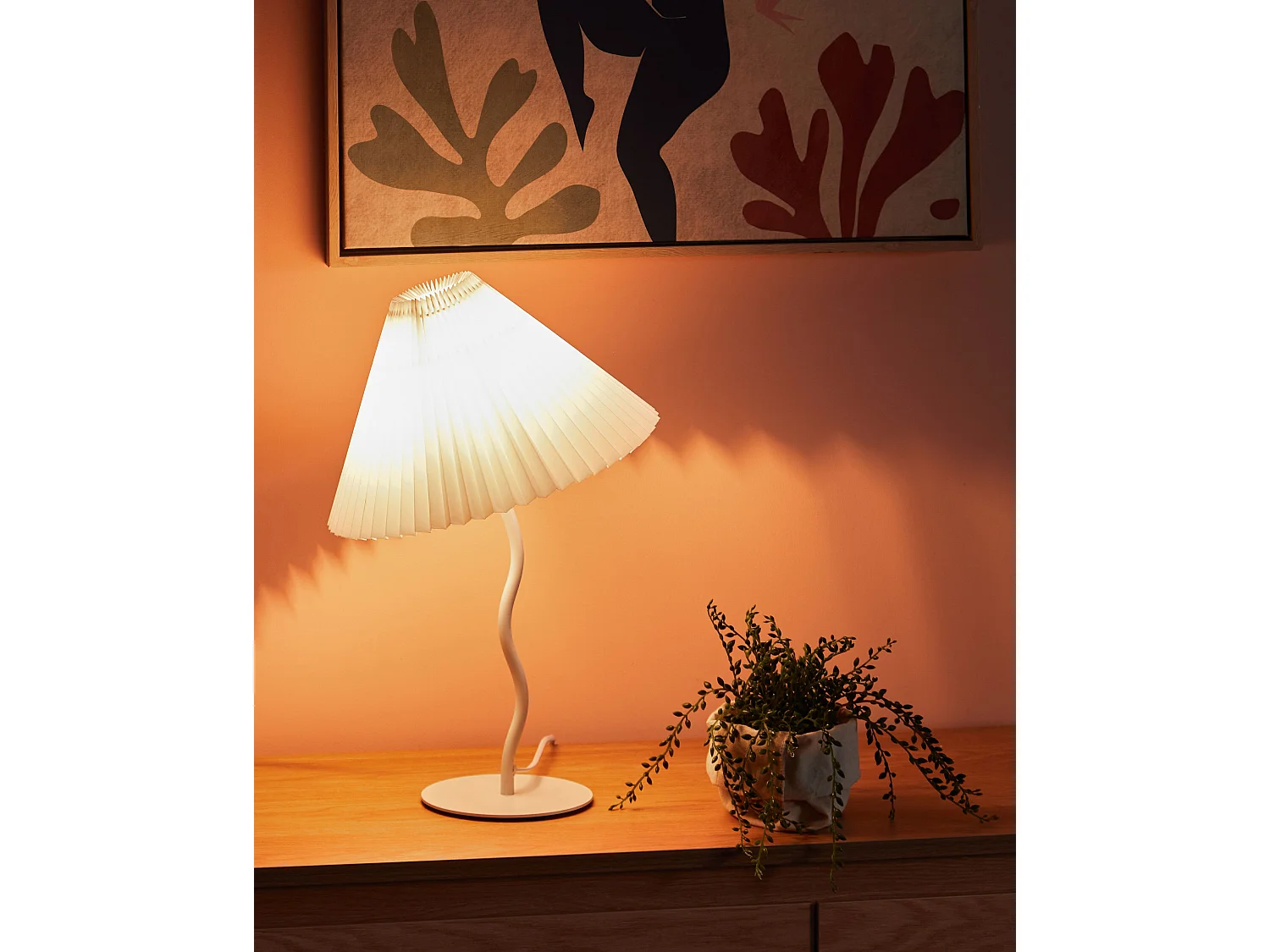 Tischlampe weiß Metallfuß gewellt Plisseeschirm Stoffschirm Kegelform Alwero