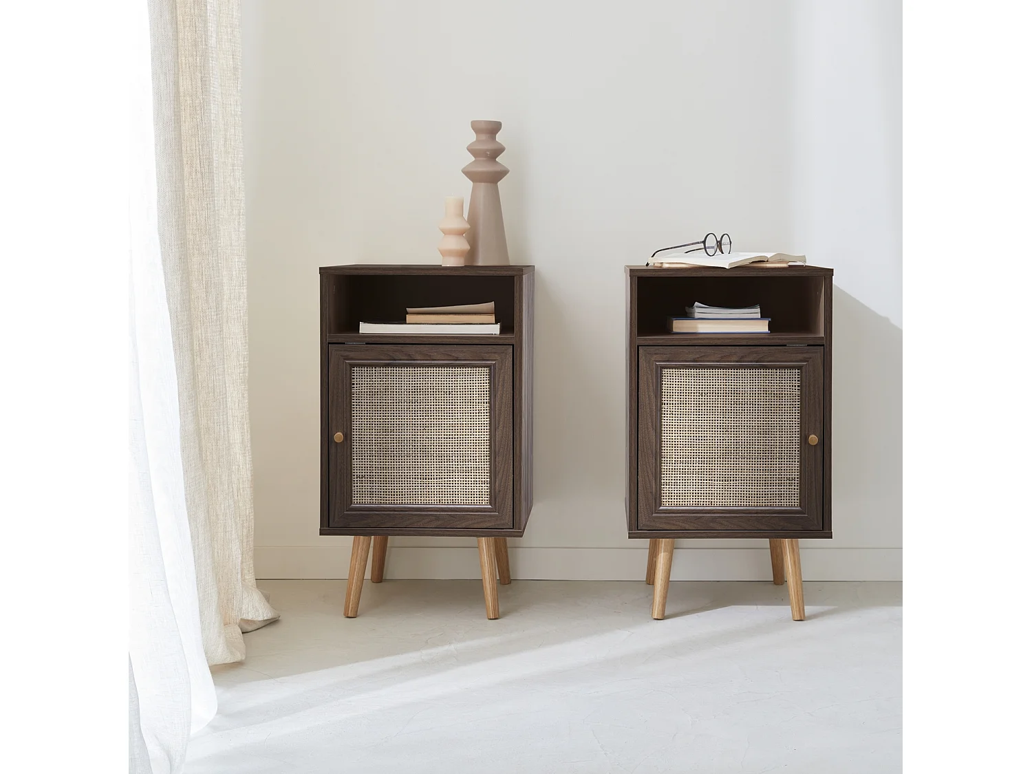 Lot de 2 tables de chevet en cannage - Bohème - 40x39x70cm couleur bois foncé  - 2 niveaux - 1 portes - 1 espace de rangement - pieds scandinaves