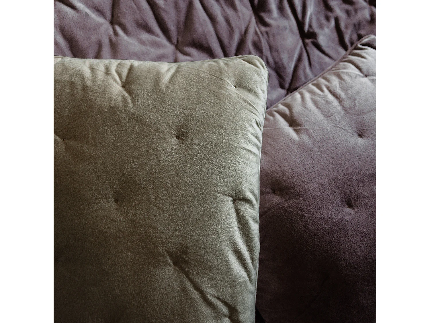 Couvre-lit 220x240 GIPSY velours piquage points brodés vert Olive