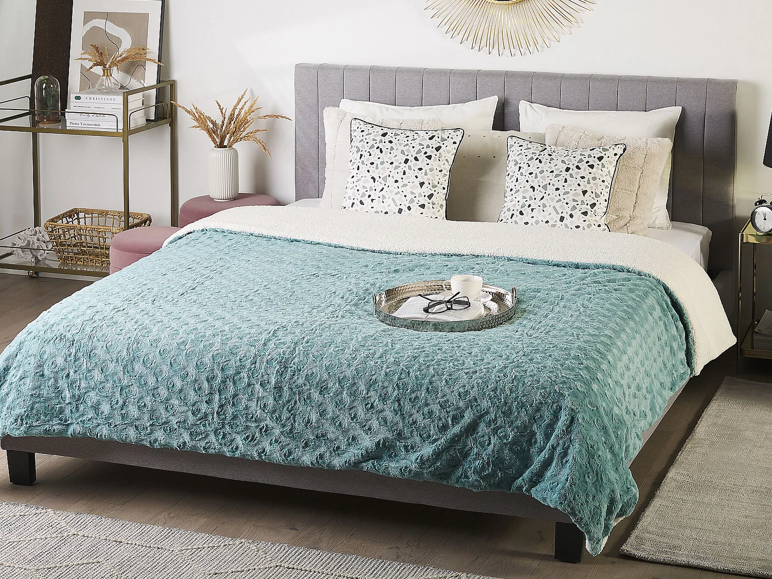 Dekorative Tagesdecke hellgrün / weiß 200 x 220 cm Kandilli