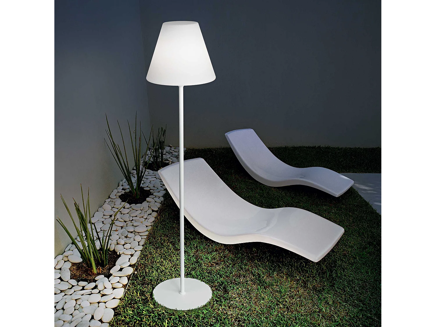 Lampadaire en métal blanc pour l'extérieur