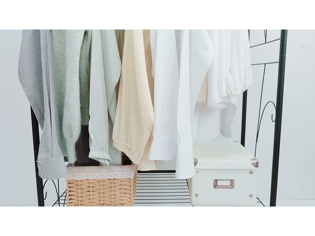 Porte manteau sur pieds porte manteau design perroquet avec 4 étagères porte vêtement solide portemanteaux 8 crochet 43x43x180cm